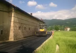 Un tratto di strada comunale appena bitumata