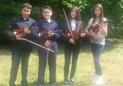 Il quartetto di violino della classe seconda media. Alban è il secondo da sinistra