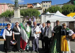 Buscaja portabandiera italiana a Digne per la Festa della Lavanda