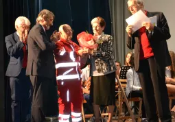 Da sinistra, Antonino Calvano, presidente Cri Piemonte, Francesco Rocca, presidente nazionale e vice-presidente internazionale della Croce Rossa, il volontario buschese Remo Ciravegna, la neo madrina del Comitato, Ines Borsani Pollani, il residente del Comitato di Busca, Teresio Delfino