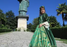 La Bella Antilia sotto la  statua detta il san Carlone