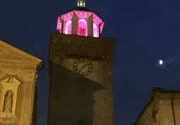 La torre-campanile della Rossa illuninata di rosa per la campagna di prevenzione dei tumori alla mammella