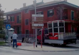 Smantellata la cabina del telefono in viale Concordia