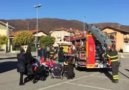 I volontari dei Vigiili del Fuoco con i bambini e le educatrici del micronido