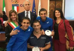 Un momento della cerimonia a Roma con i gemelli Dematteis e il presidente del Coni