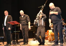 I musicisti richiamati più volte sul palco a fine concerto