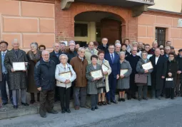 Il gruppo dei festeggiati di fronte a Casa Francotto, luogo dell'incontro