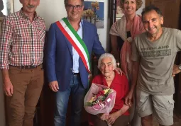 Il sindaco Gallo e gli assessori Eandi e Donadio  con la signora Eugenia e suo figlio Franco