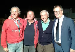 Il sindaco, Marco Gallo,  e l'assessore allo Sport, Gian Franco Ferrero,  con gli organizzatori della Tre giorni in rosa Giacomo Carrera e Lorenzo Tealdi