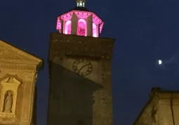 La torre della Rossa per la campagna Nastro Rosa a favore della prevenzione del tumore al seno