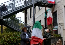Un'immagine significativa: mentre le madrine Giovanna Paoletti e Paola Degiovanni scoprono il monumento, un nonno e un bambino guardano la scena dall'alto