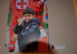 Il bambino siriano Muhammad che vive in un campo profughi in Grecia, in uno dei più recenti scatti di Ibrahim Malla. In mostra in Casa Francotto