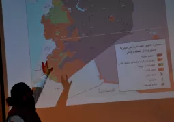 Malla illustra la situazione in Siria, durante la presentazione della mostra in Casa Francotto sabato 10 dicembre