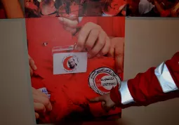 La giacca della divisa di un volontario della Mezzaluna Rossa siriana  forata all'altezza del cuore. Apparteneva ad uno dei 59 volontari uccisi dai cecchini