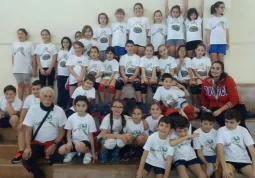 I piccoli pallavolisti buschesi insieme con gli istruttori Ingrid e Franco