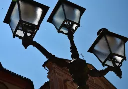 Si eliminano i lampioni “a palo” nelle piazze della Rossa e Don Fino, sostituiti con nuovi lampioni “a sbraccio” posti sulle facciate dei palazzi prospicenti