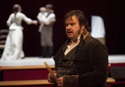 L'attore sta portando in tournée Morte di Danton con la Compagnia del Teatro stabile di Torino