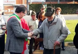 Il sindaco, Marco Gallo, saluta Giuseppe Fornero, Alpino buschese reduce della campagna di Russia