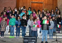 Il coro delle scuole primarie di Busca Cantallegrando alla celebrazione serale nei pressi del cippo dei Caduti in frazione Ceretto