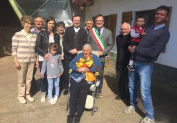 La signora Felicita Busso con il sindaco, il parroco, il vescovo e i famigliari
