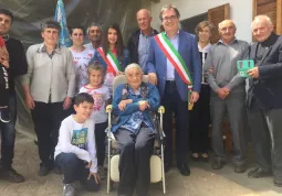 Anche la sindaca junior, Greta Marino, e il consigliere comunale Elio Campana hanno fatto visita alla festeggiata