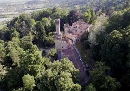 Il castello e il parco del Roccolo visti da un drone