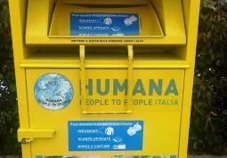 La raccolta è gestita da un’associazione convenzionata con il Consorzio ecologico cuneese, la Humana People to People Italia onlus