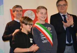 Da sinistra, vice sindaci e sindaci senior e junior: Gianmichele Cismondi e Lorenzo Ghibaudo, Marco Gallo e Simone Cosio