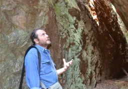 Emanuele Costa, professore del Dipartimento di Scienze della Terra dell’Università di Torino, ha guidato i visitatori alle suggestive 'grotte a cielo aperto'