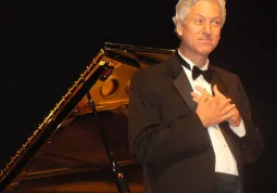 Brian Ganz sul palco del Teatro Civico