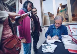 Lo scrittore Da Silva autografa il suo ultimo libro per il pubblico di Busca
