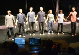 Ieri la prima assoluta Stefan Sing, inventore della giocoleria coreografica con il nuovo lavoro della sua compagnia, i Critical Mess