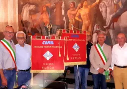 L'Avis Busca e l'assessore  al Volontariato Ezio Donadio nella sala Arengo del palazzo comunale di Ferrara