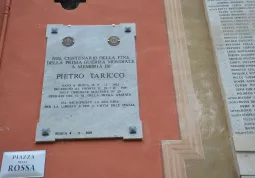 La lapide a Taricco, di fianco a quella con i nomi degli altri Caduti buschesi, in piazza della Rossa