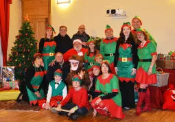 Babbo Natale, i suoi Elfi e aiutanti, ieri riuniti nell'auditorium del Palazzo della Musica