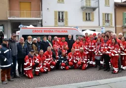 Volontari e amministratori comunali all'inaugurazione della nuova ambulanza