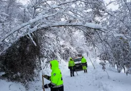 Prima nevicata: i volontari della protezione civile al lavoro dalla scorsa notte