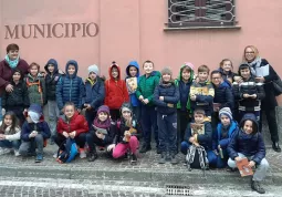 La classe terza della scuola primaria della frazione San Chiaffredo hanno fatto visita agli uffici del  Comune 