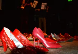 Scarpe rosse sul palco del Teatro Civico