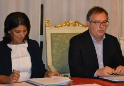 La dirigente segretaria comunale Monica Para e il sindaco Marco Gallo in una seduta del Consiglio comunale