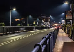 Il ponte sul Maira illuminato a Led