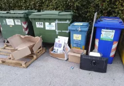 Gli abbandoni di rifiuti in via Einaudi erano stati segnalati anche sui social