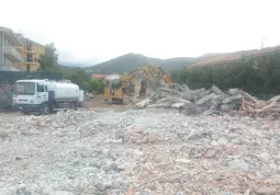 La demolizione, ieri mercoledì 2 settembre, dei capannoni dell'ex sede del consorzio agrario