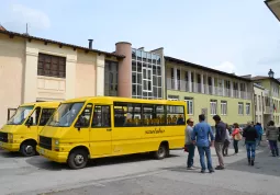 Scuolabus pronti alla partenza in un'immagine dall'archivio di questo sito