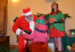 Vivi Busca incontra Babbo Natale e pubblica i suoi messaggi ai buschesi
