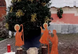 Sotto l'albero di Natale in piazza della rossa il presepe della comunità di Villa Ferrero