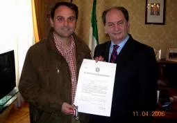 2006:  il sindaco di Busca, Luca Gosso (a sinistra), riceve dal Prefetto il 