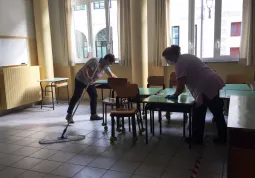 Operatrici al lavoro per la pulizia delle aule