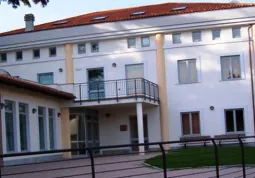 Il centro diurno Casamica di trova a fianco dell'edificio dell'Ospedale Civile, con entrata in viale Strasburgo, poco lontano da Casa Francotto