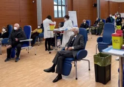 Il presidente della Repubblica Sergio Mattarella aspetta il suo turno per il vaccino all'ospedale Spallanzani di Roma il 9 marzo scorso: l'immagine simbolo della campagna vaccinale italiana 